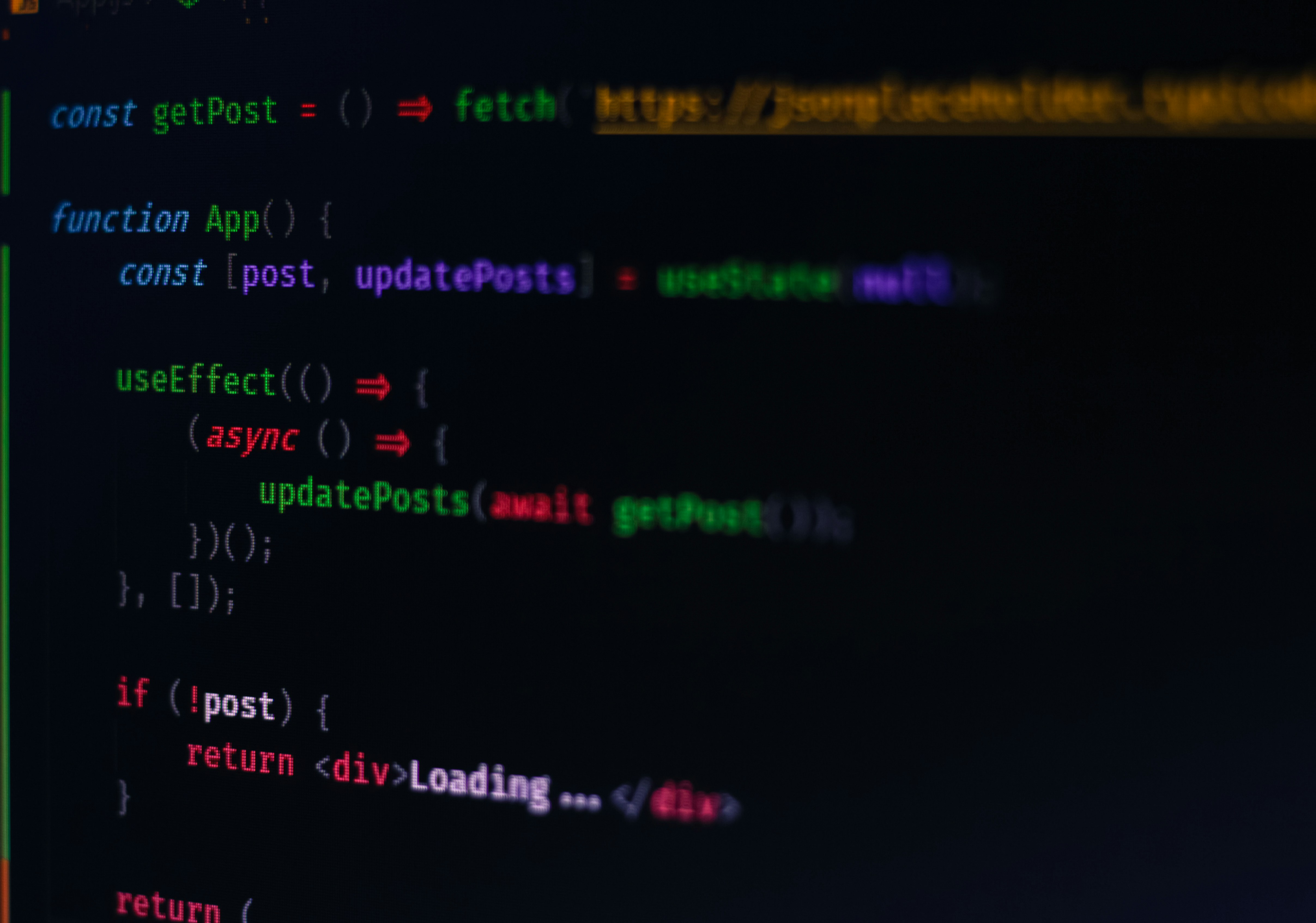 Entwicklungsumgebung mit Code auf mehreren Monitoren